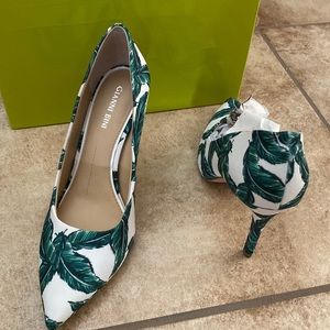 Size 8 White with Green Feathers heels